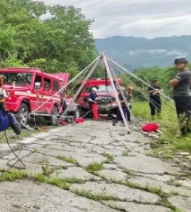 消防官兵利用救援支架進行山嶽救援演戲