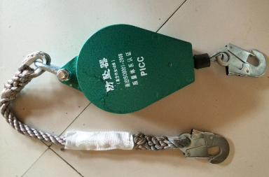 高空作業驚險一幕，十二樓無防具擦外窗玻璃
